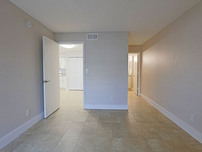 Building Photo - $ 250 OFF SECOND MONTH RENT AVAILABLE NOW ...