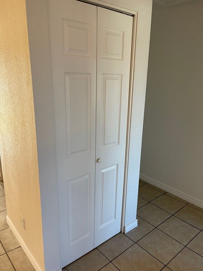 Building Photo - 2nd Floor condo For Rent