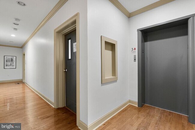 Building Photo - 25 E Boscawen St