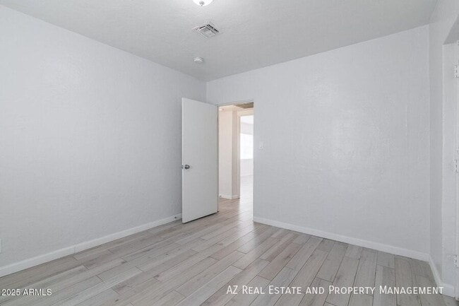 Building Photo - 1628 E Granada Rd