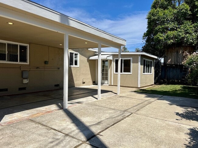 Building Photo - 801 Betlin Ave