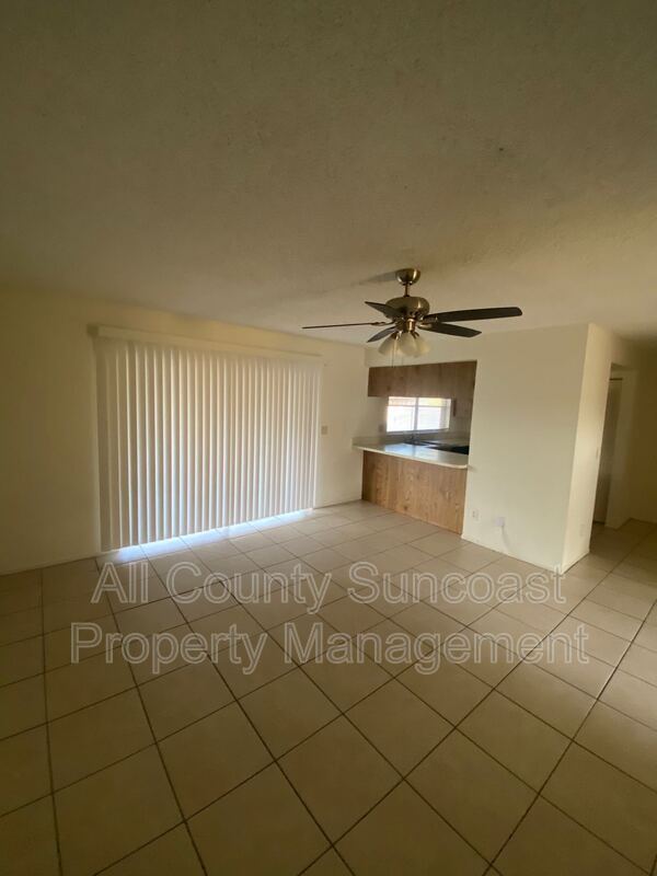Building Photo - 2578 Surrey Dr