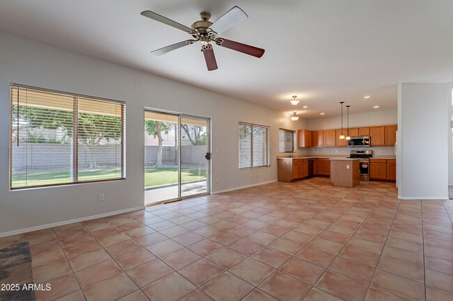 Building Photo - 2421 W Indigo Dr