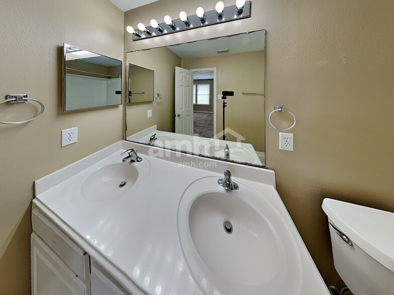 Building Photo - 12102 Oxford Trails Dr