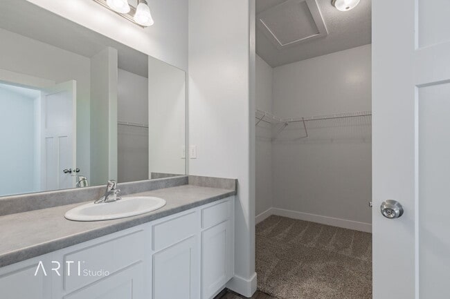 Building Photo - Bright Top-Floor Condo with Stunning Views...