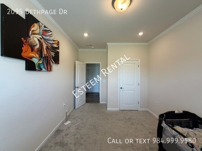 Building Photo - 2095 Bethpage Dr