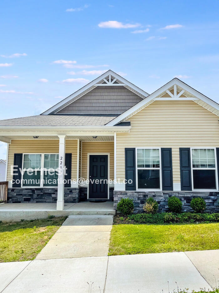 Building Photo - 2217 Silverton Dr