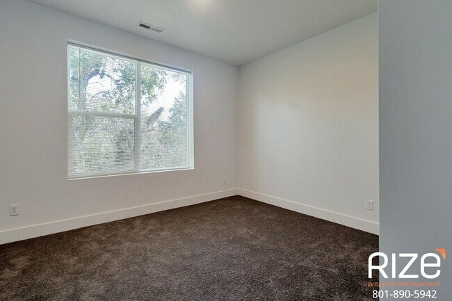 Building Photo - 3359 S 900 E
