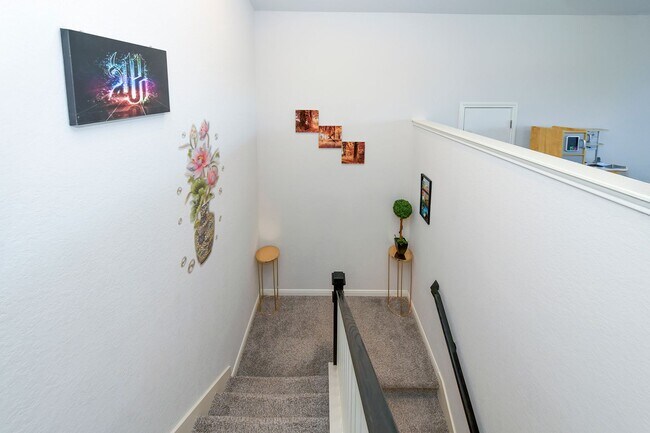 Building Photo - Nestled in the highly sought-after Scenic ...