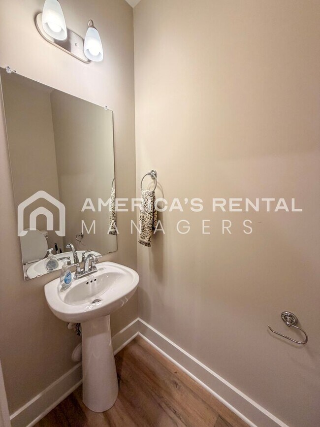 Building Photo - Luxury Meets Convenience: New 4 Bed, 3.5 B...