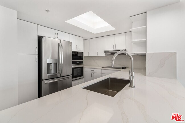 Building Photo - 13700 Marina Pointe Dr