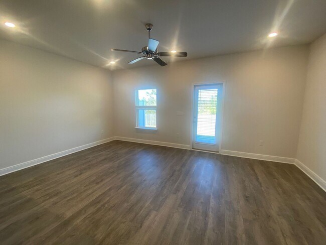 Building Photo - Modern, Spacious & Efficient Townhome in Lynn Haven! *1/2 OFF Security Deposit for Active-Duty Mi...