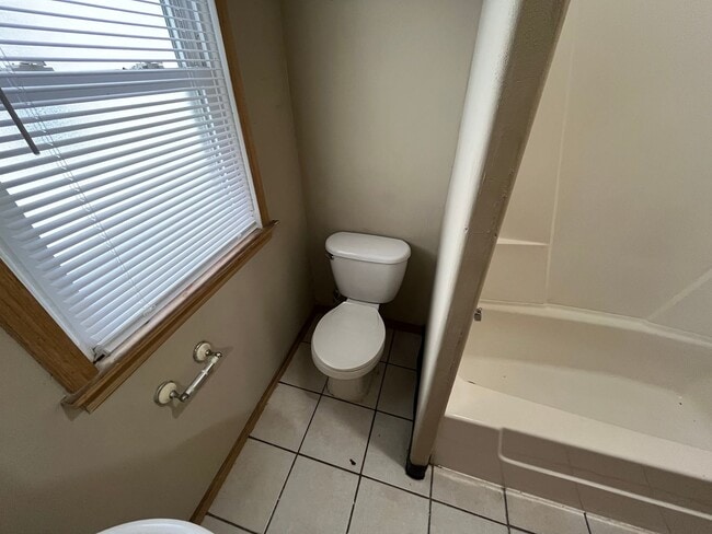 Building Photo - Gorgeous 2 Bedroom House with Massive Two Car Garage! Apply Today!