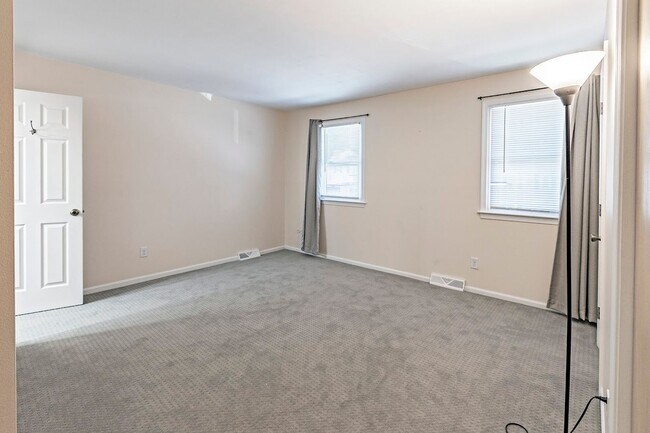 Building Photo - 3 bedroom, 2 bath townhome in Pike Creek