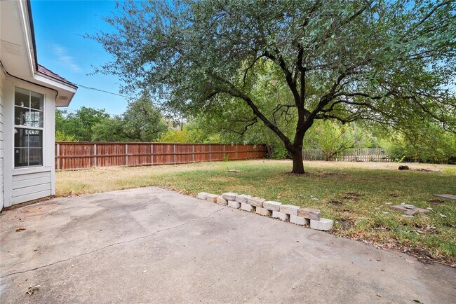 Building Photo - 1911 Cedar Bend Dr