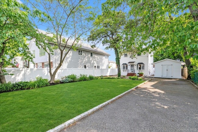 Building Photo - 13 7th St