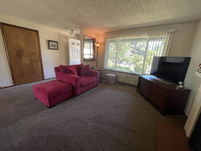 Building Photo - Lovely 3bed/2bath Ranch style home with HUGE private yard in a peaceful cul-de-sac!