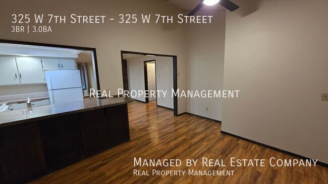 Building Photo - 325 W 7th St