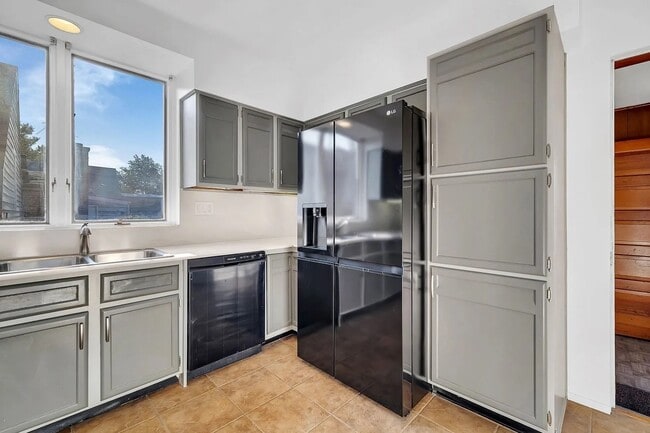 Building Photo - 4915 W Grace St