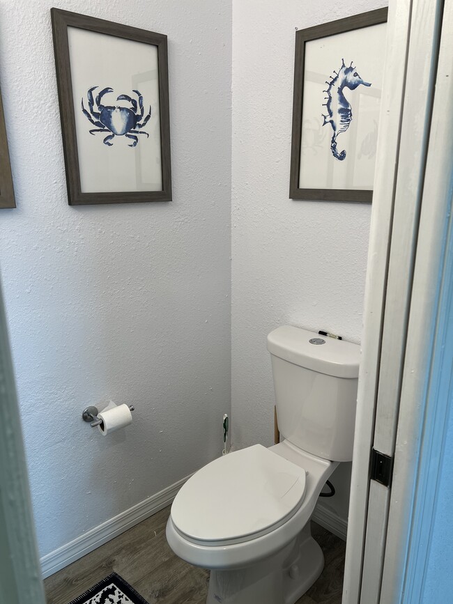 Half bathroom - 8815 Bay Pointe Dr