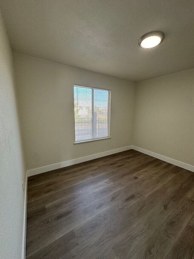 Building Photo - 2 Bed 1 Bath Apartment move in ready!!
