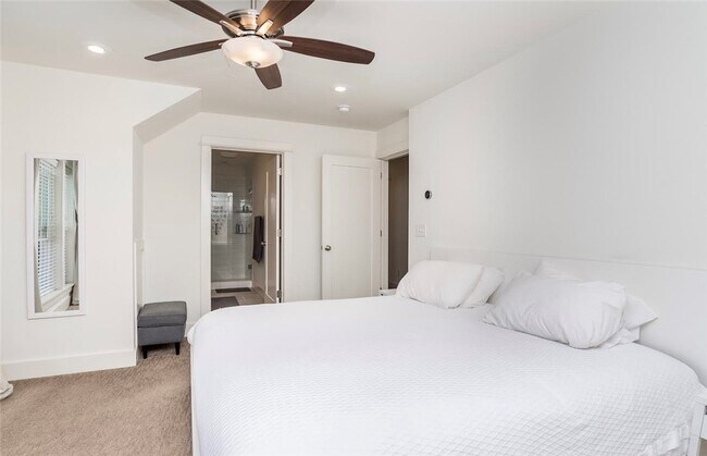 Building Photo - 306 NW H St