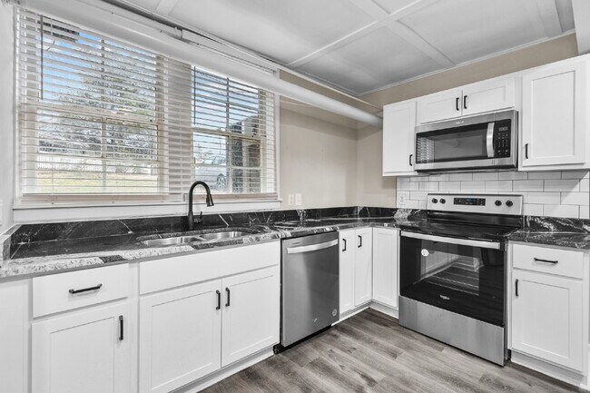 Building Photo - "Charming Historic 2-Bed Oasis in Durham –...