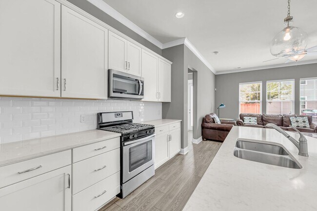 Building Photo - Charming Partially Furnished 3BR/2.5BA Home in the Heart of Park Circle — Available for Quick Mov...