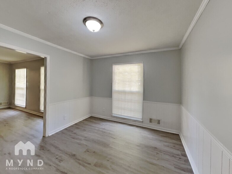 Building Photo - 2121 W Chester Cir SE