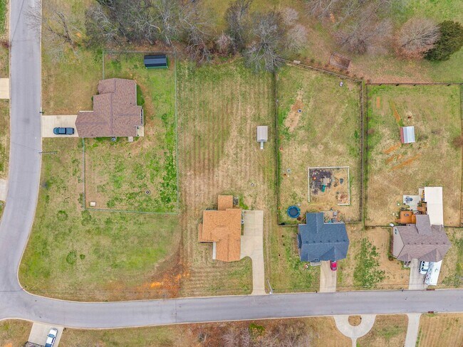 Building Photo - Pet Friendly Four Bedroom!