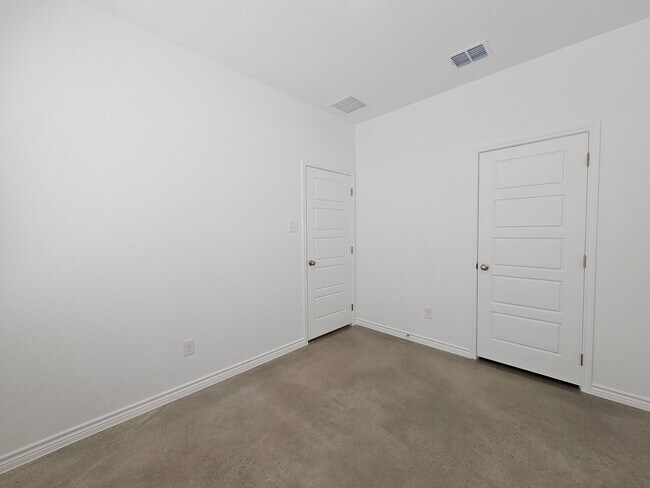 Building Photo - 604 Pacific Crest Trl