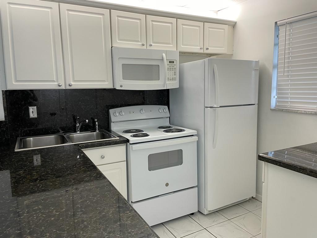 Building Photo - 220 SW 9th Ave