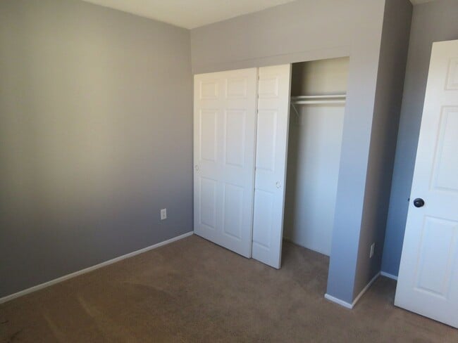 Building Photo - 5 Bedroom in quiet community!