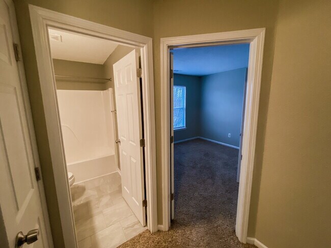 Building Photo - Welcome home to this charming 4-bedroom, 2.5-bath home in Noblesville!