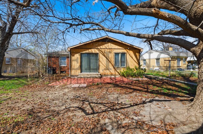 Building Photo - 2242 S Ridgewood Dr