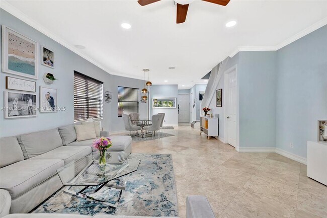 Building Photo - 853 SW 11th Ct