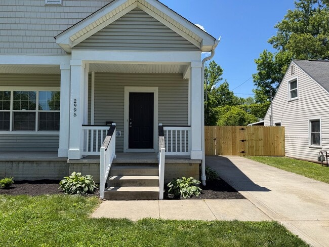 Building Photo - Stunning 3 Bedroom Home with Primary Suite on First Floor