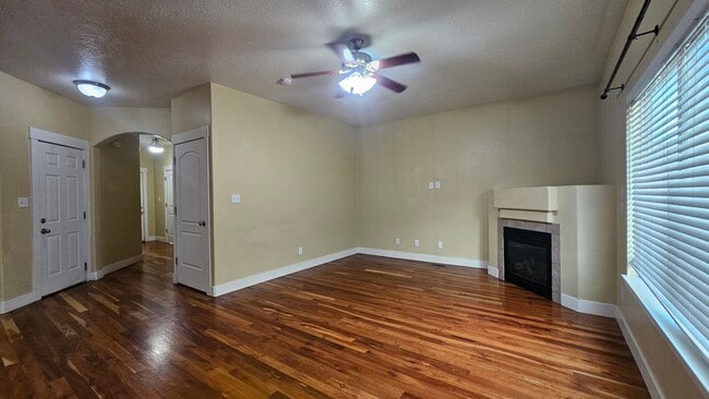 Building Photo - 2718 N Elm Dr