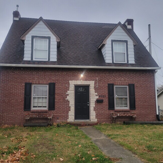 Building Photo - 4BR House w/2-car Garage & Fenced Backyard