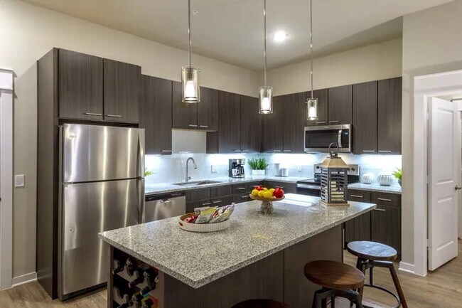 Building Photo - Prime Houston Location with Modern Style!
