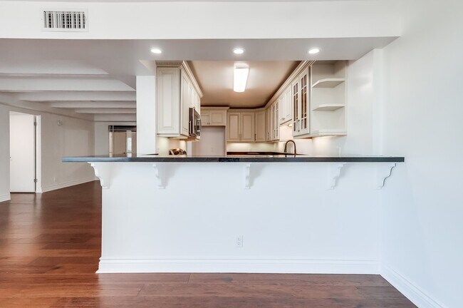 Building Photo - 435 N Oakhurst Dr