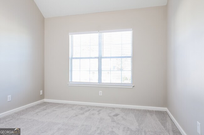 Building Photo - 250 Shadowbrooke Dr