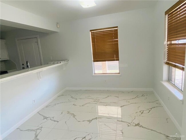 Building Photo - 18 E Laurel St