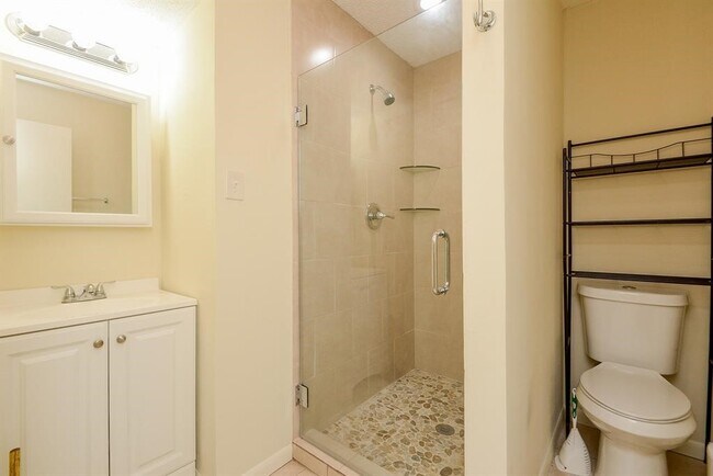 Building Photo - 5731 Old Lodge Dr