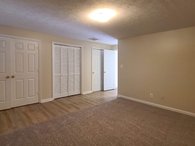 Building Photo - Beautifully Updated 4 BR, 2.5 BA Townhome