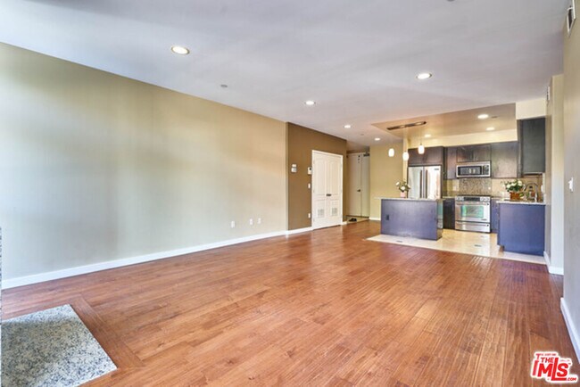 Building Photo - 401 N Serrano Ave