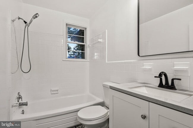 Building Photo - 617 N Wakefield St