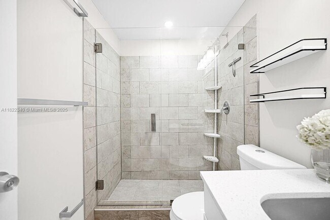 Building Photo - 9133 Fontainebleau Blvd