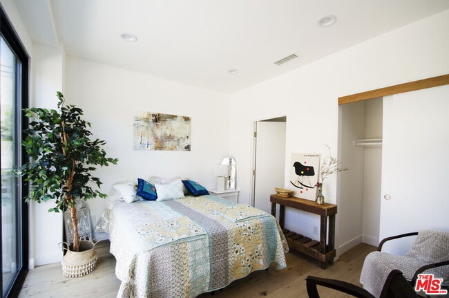 Building Photo - 860 S Wilton Pl