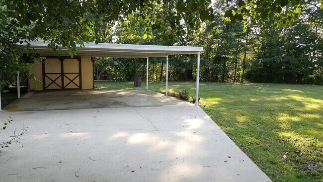 Building Photo - Large Home with Beautiful Mountain Views